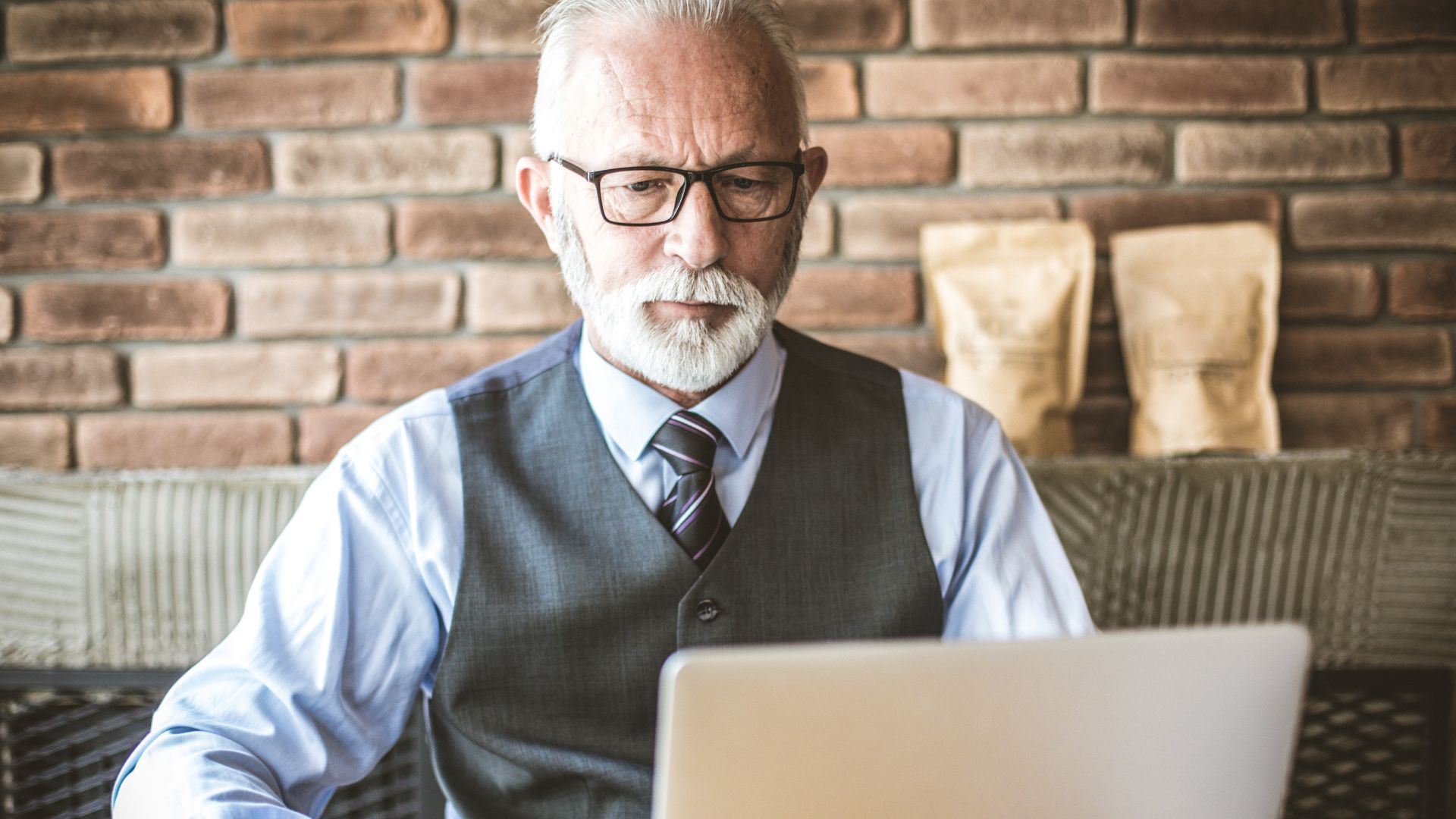 Homme d'affaires âgé travaillant sur ordinateur portable.