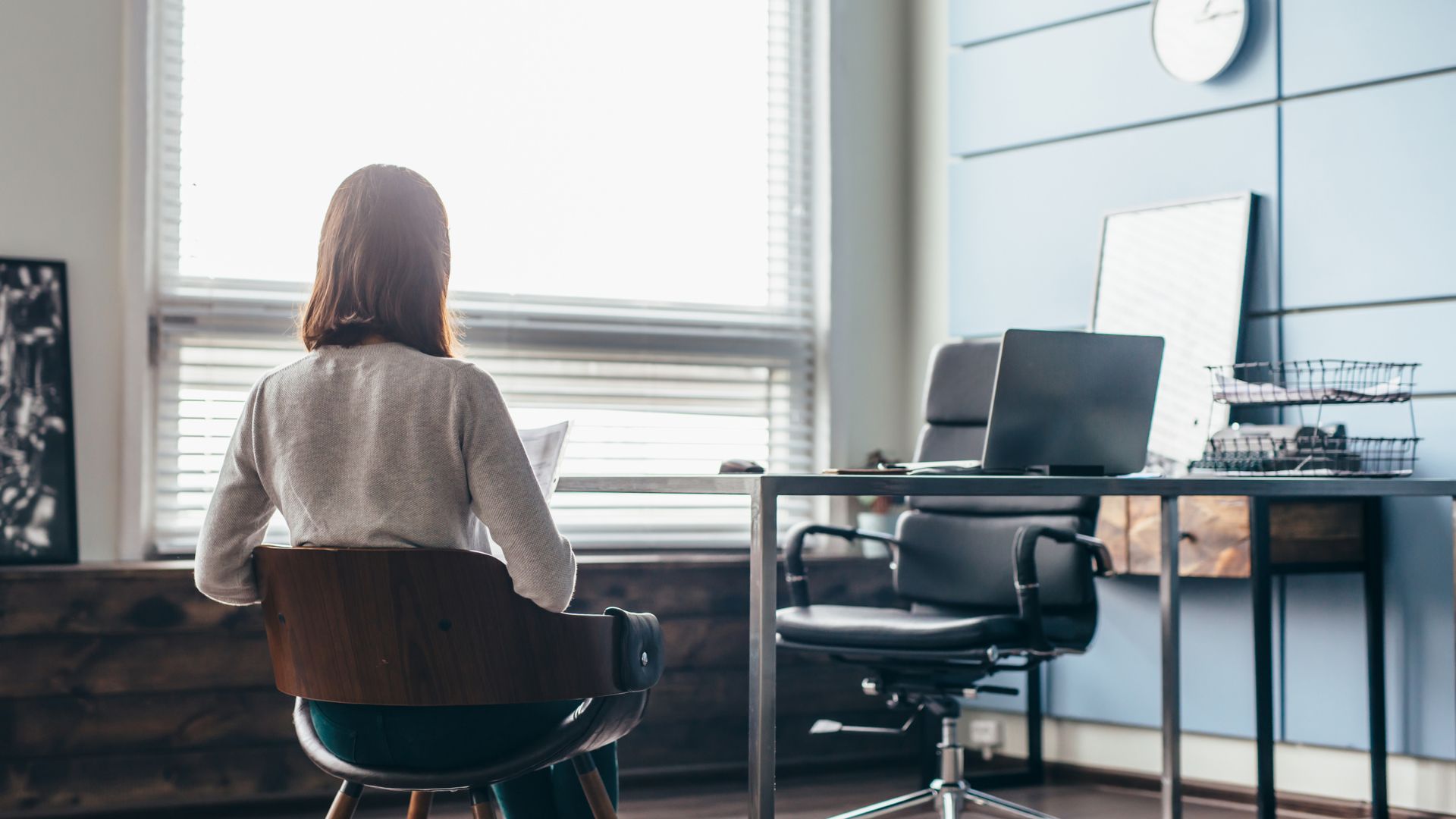 Femme travaillant au bureau moderne