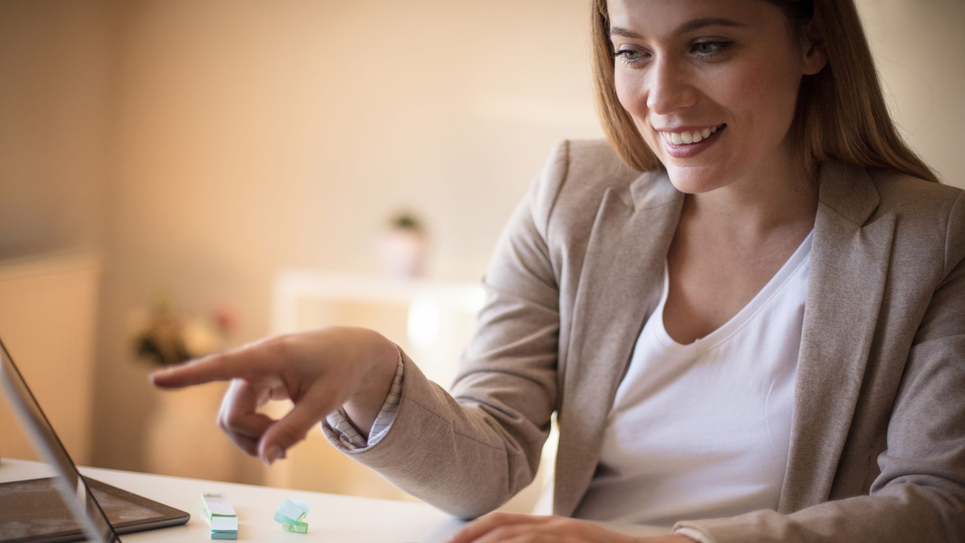 Femme d'affaires travaillant sur un ordinateur portable.