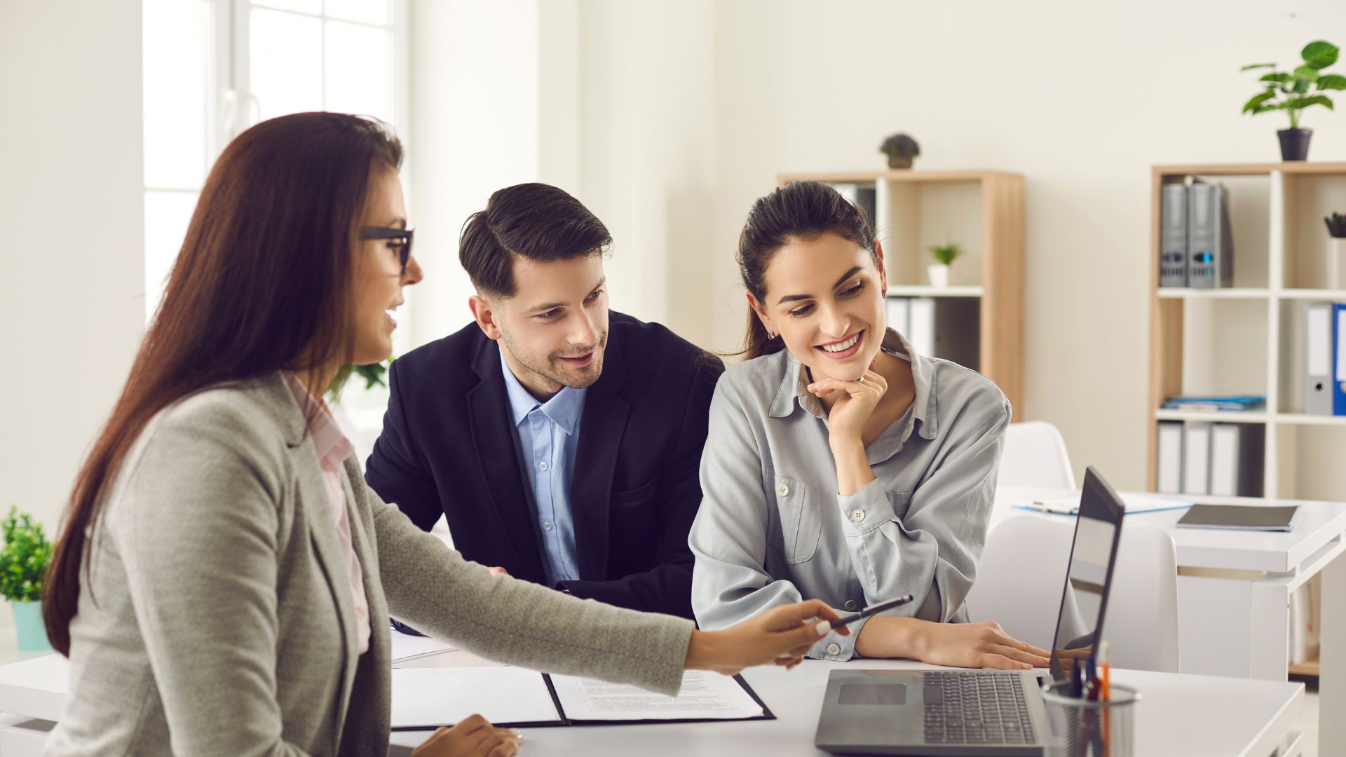 Réunion de travail en équipe avec ordinateur.