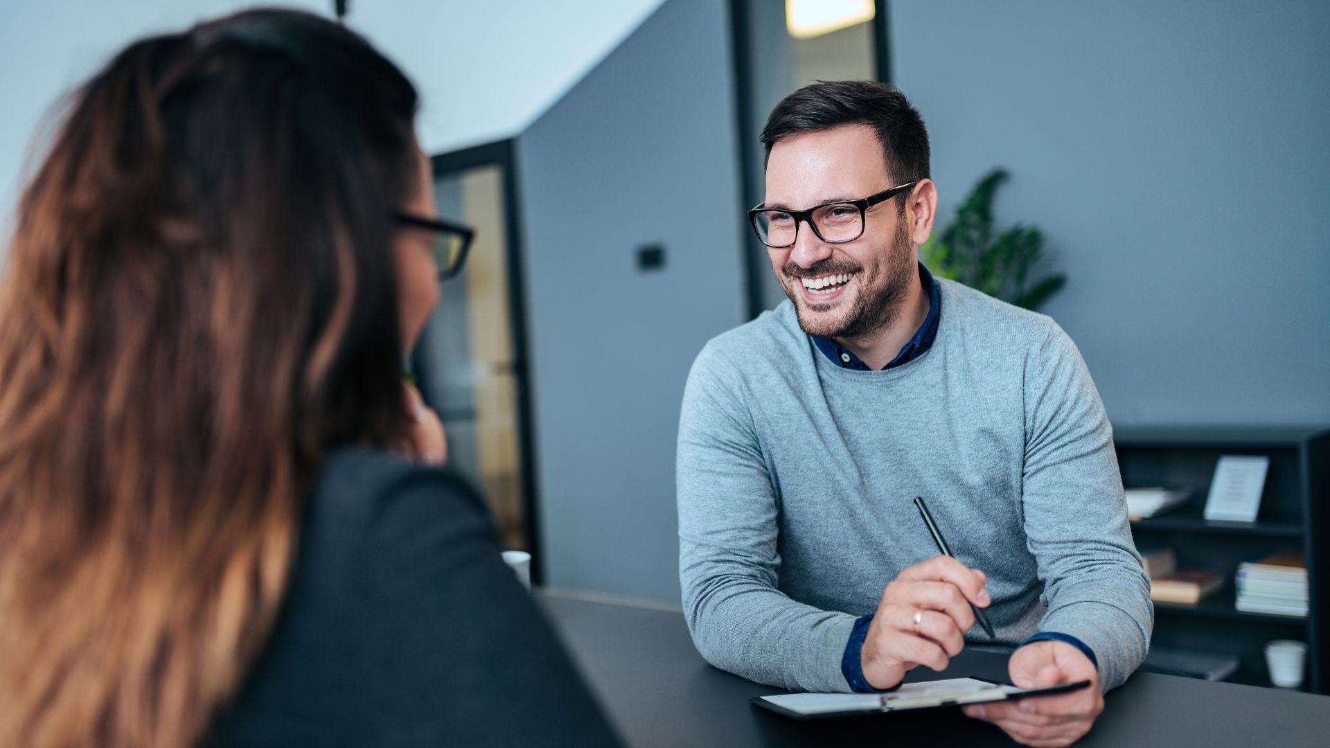 Réunion professionnelle positive en bureau moderne.