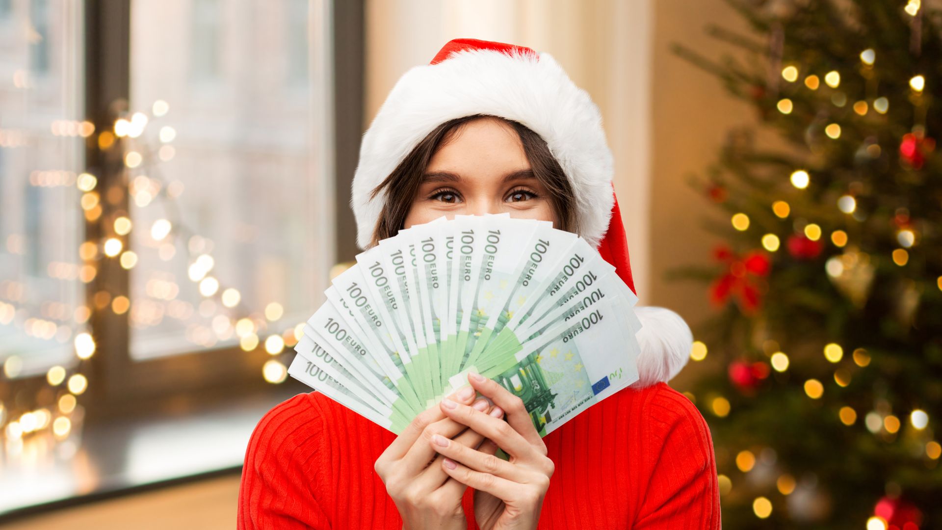 Femme avec argent et bonnet de Noël.