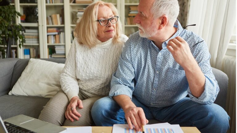 Seniors français face à la retraite : inquiétudes et volonté de continuer à travailler