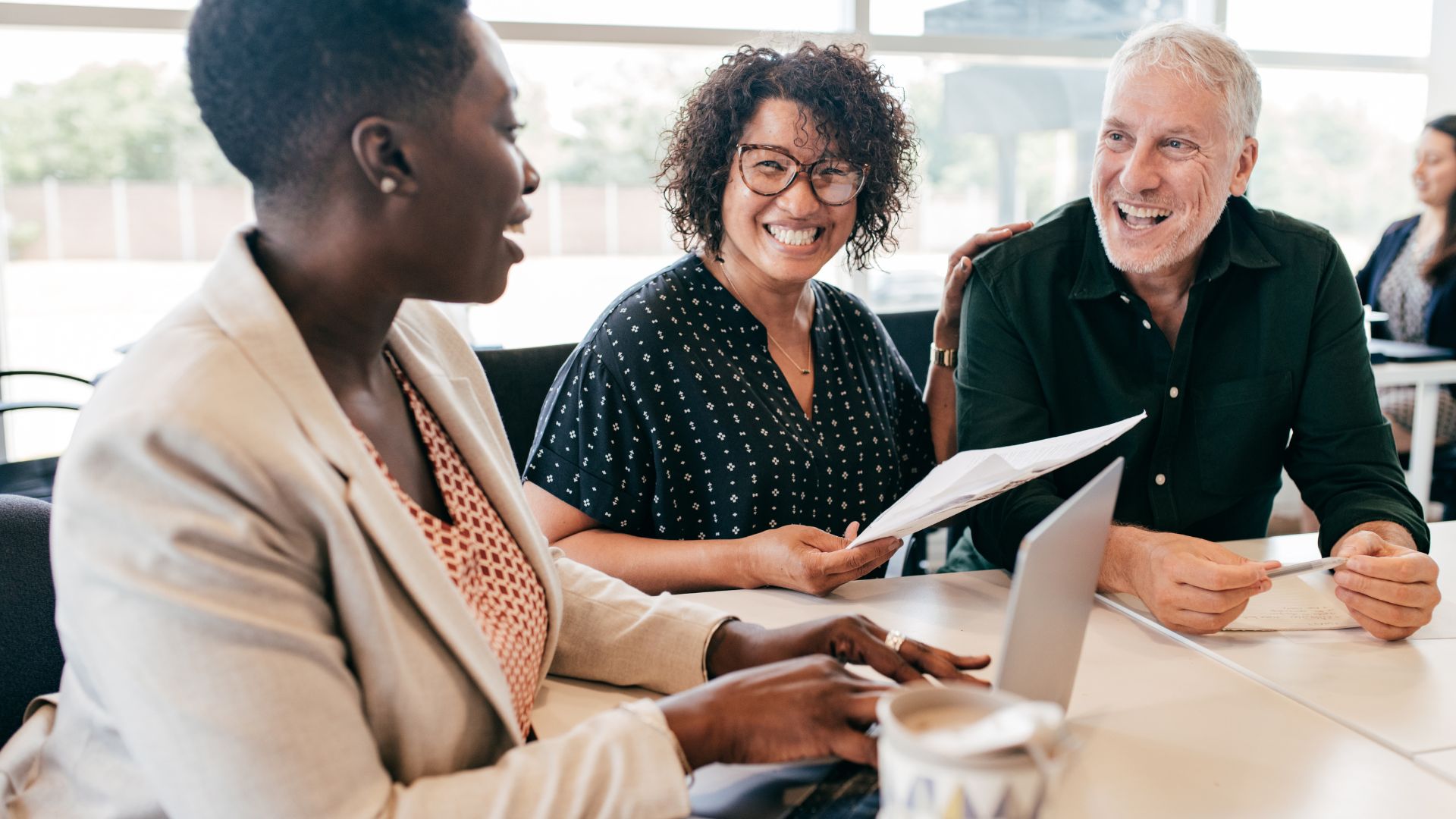 Réunion professionnelle multiculturelle souriante en entreprise