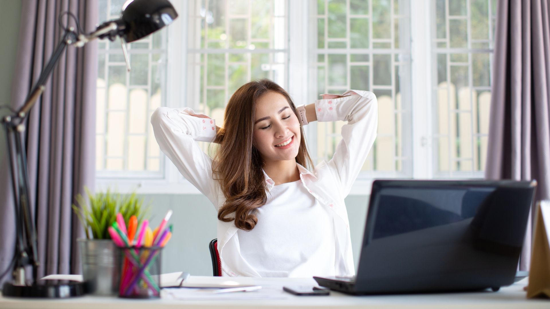 Femme détendue travaillant à domicile.