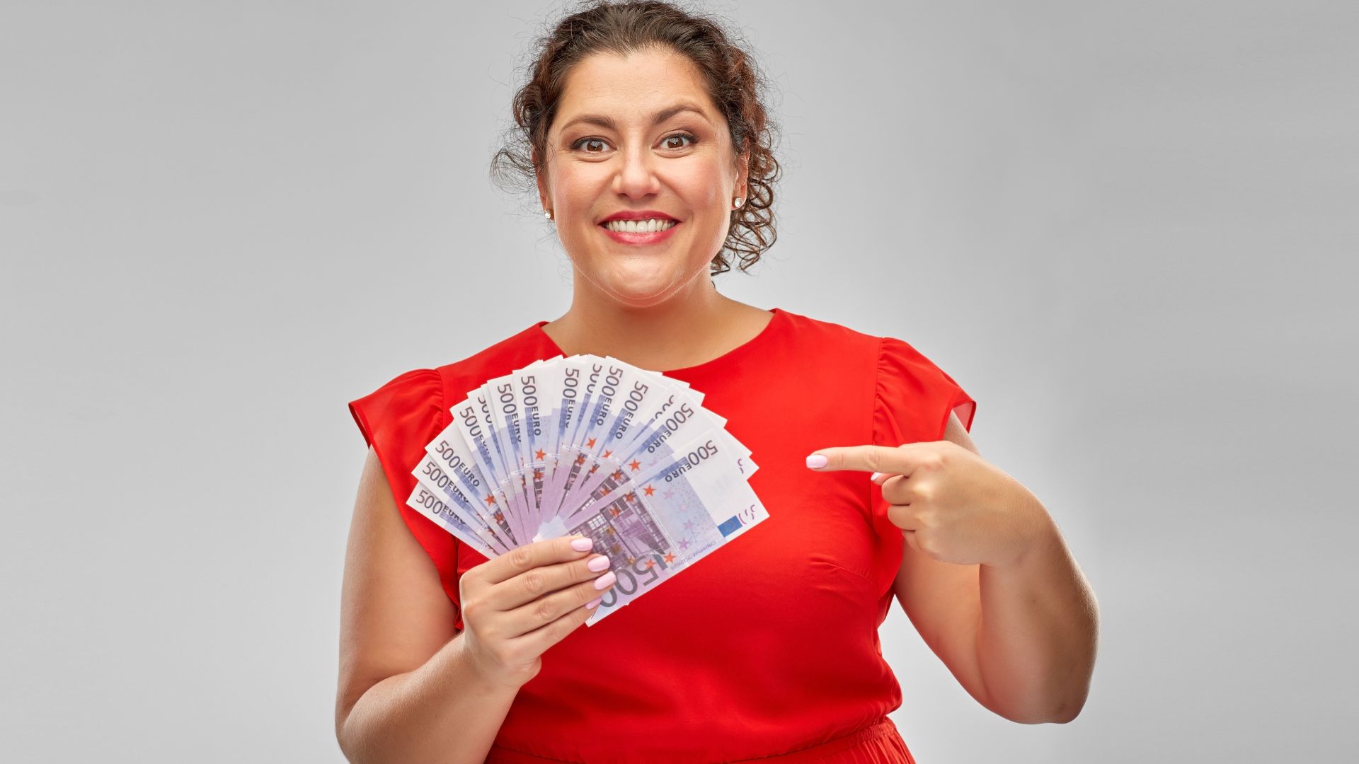 Femme souriante tenant des billets d'euros.
