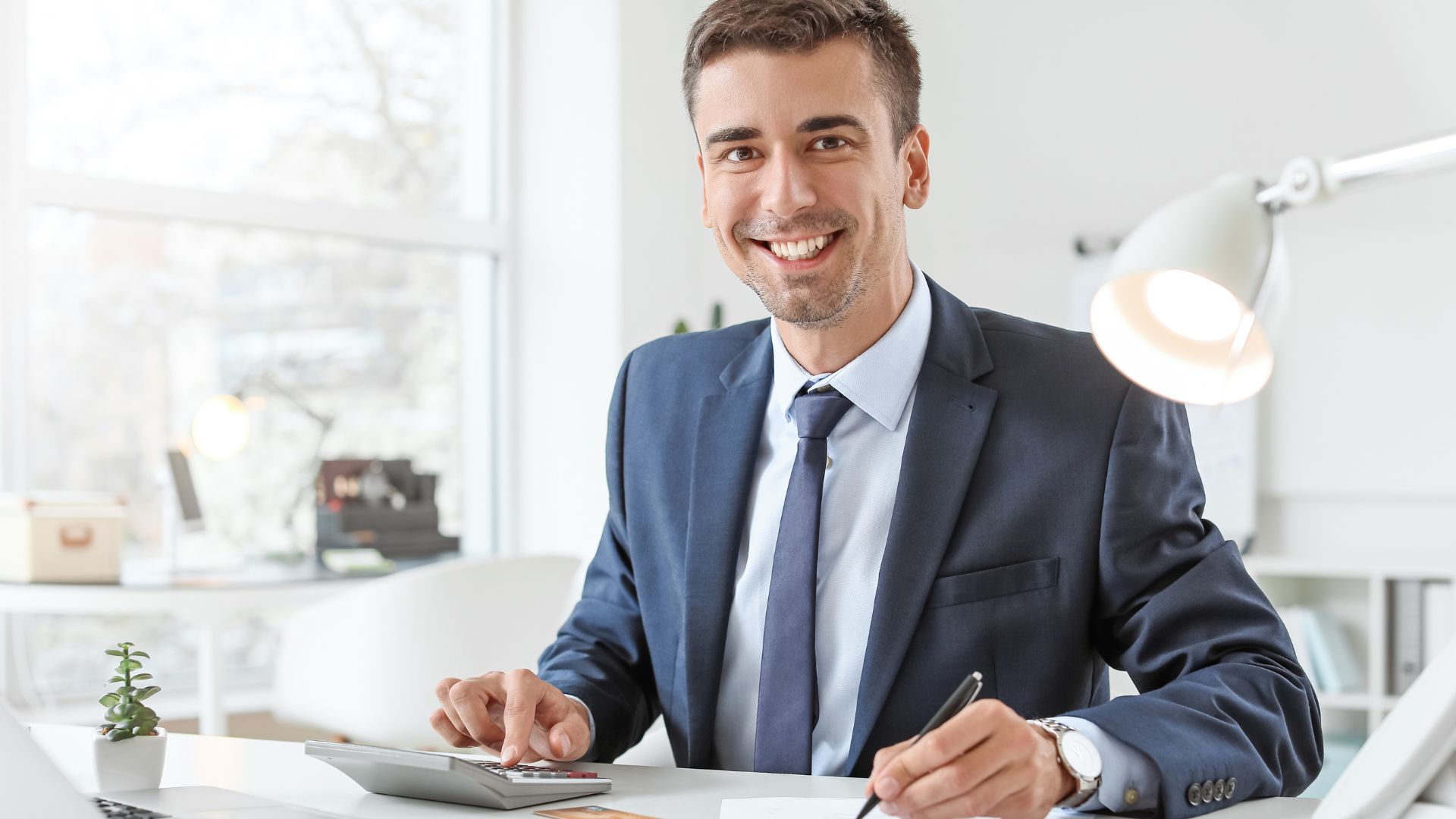 Homme d'affaires souriant travaillant au bureau.