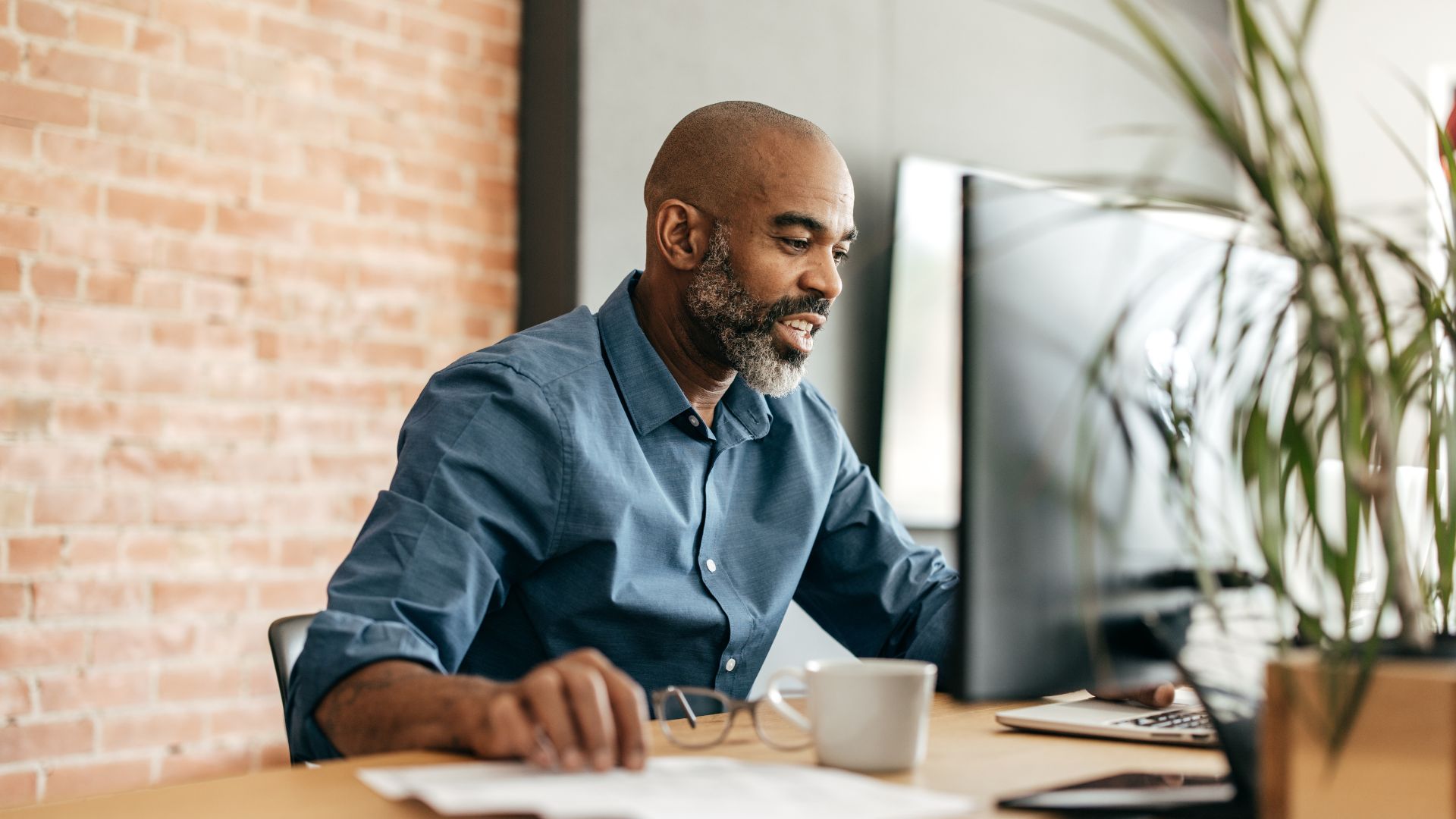 Homme travaillant à l'ordinateur bureau moderne.