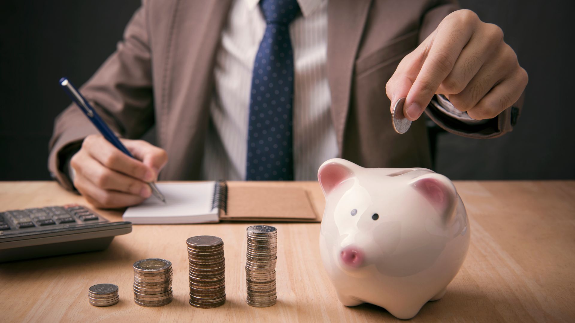 Homme d'affaires économisant de l'argent.