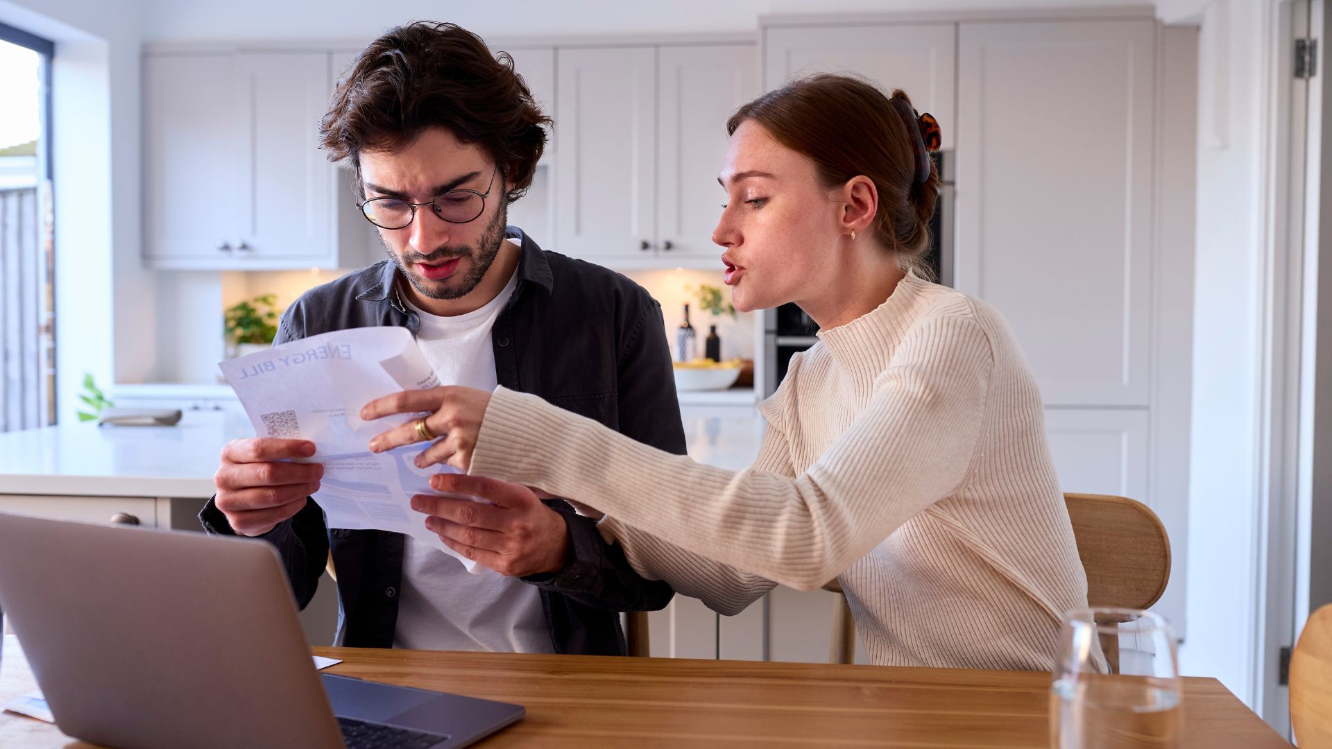 Couple examinant des documents à la maison.