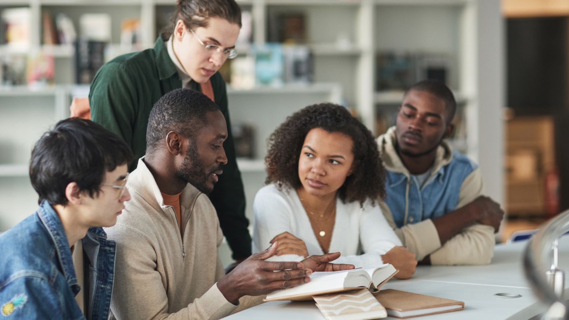 Groupe diversifié en réunion de travail collaborative.