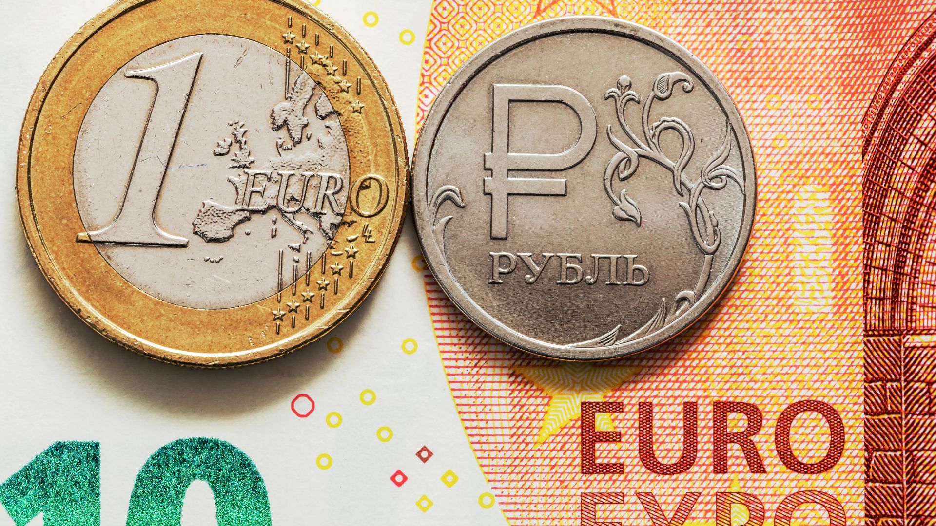 Pièce d'un euro et rouble russe.