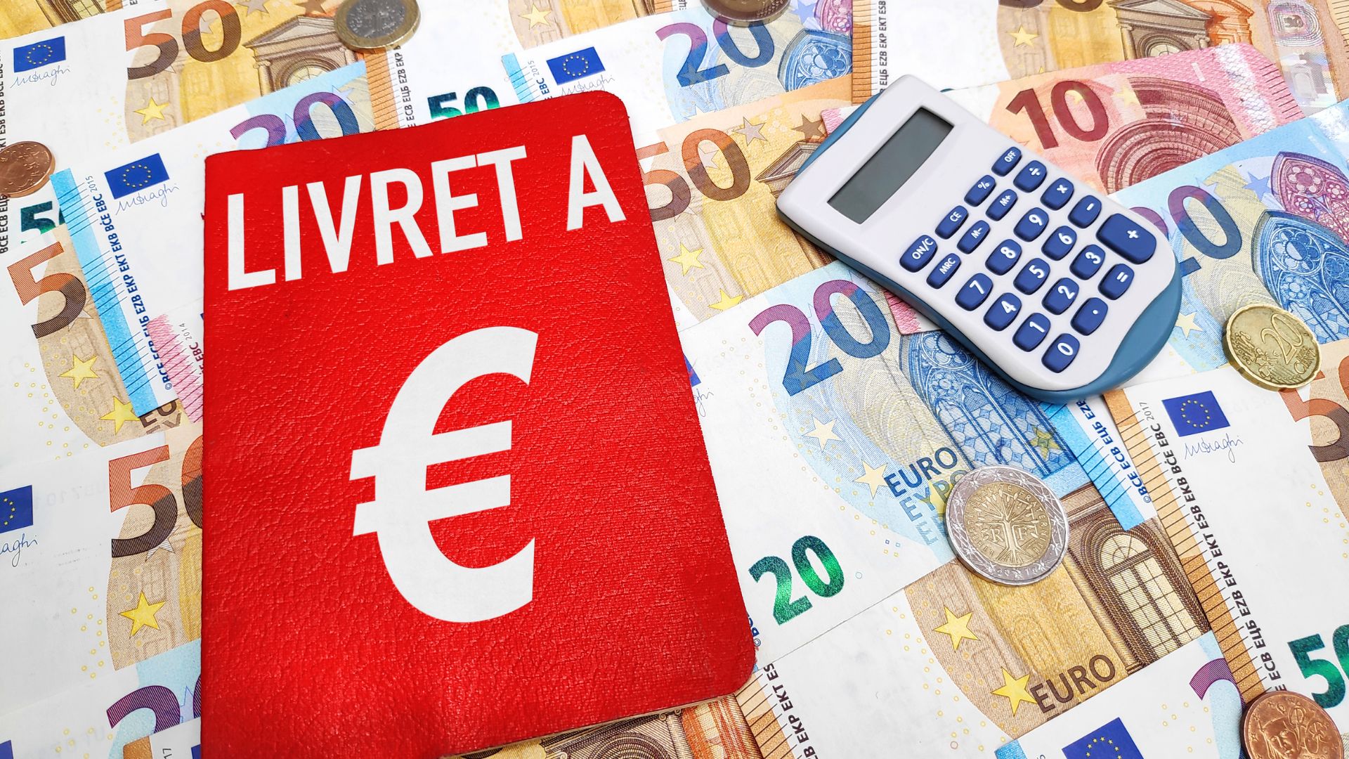 Livret A, euros et calculatrice pour épargne.