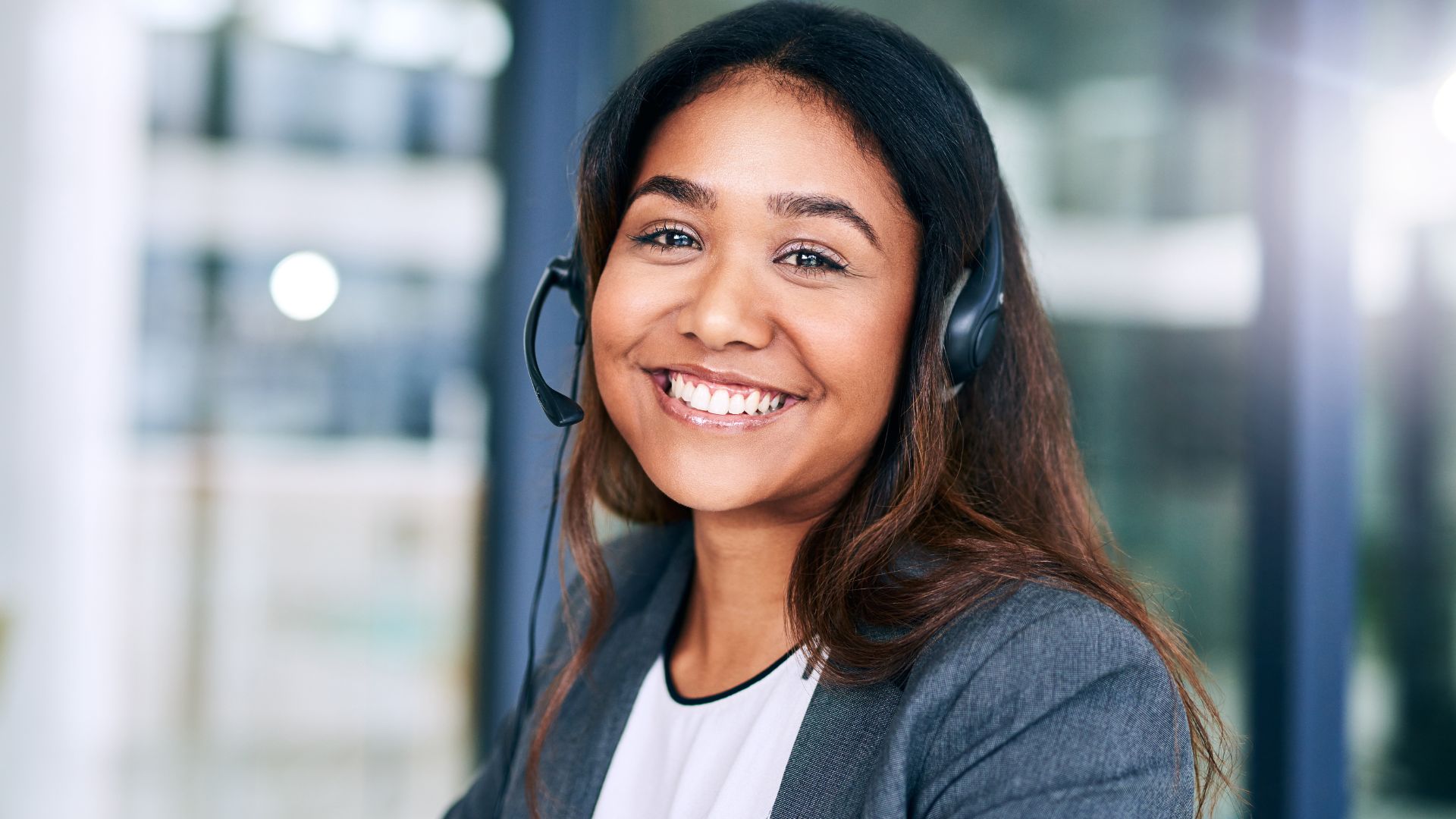 Femme souriante avec casque de service client.