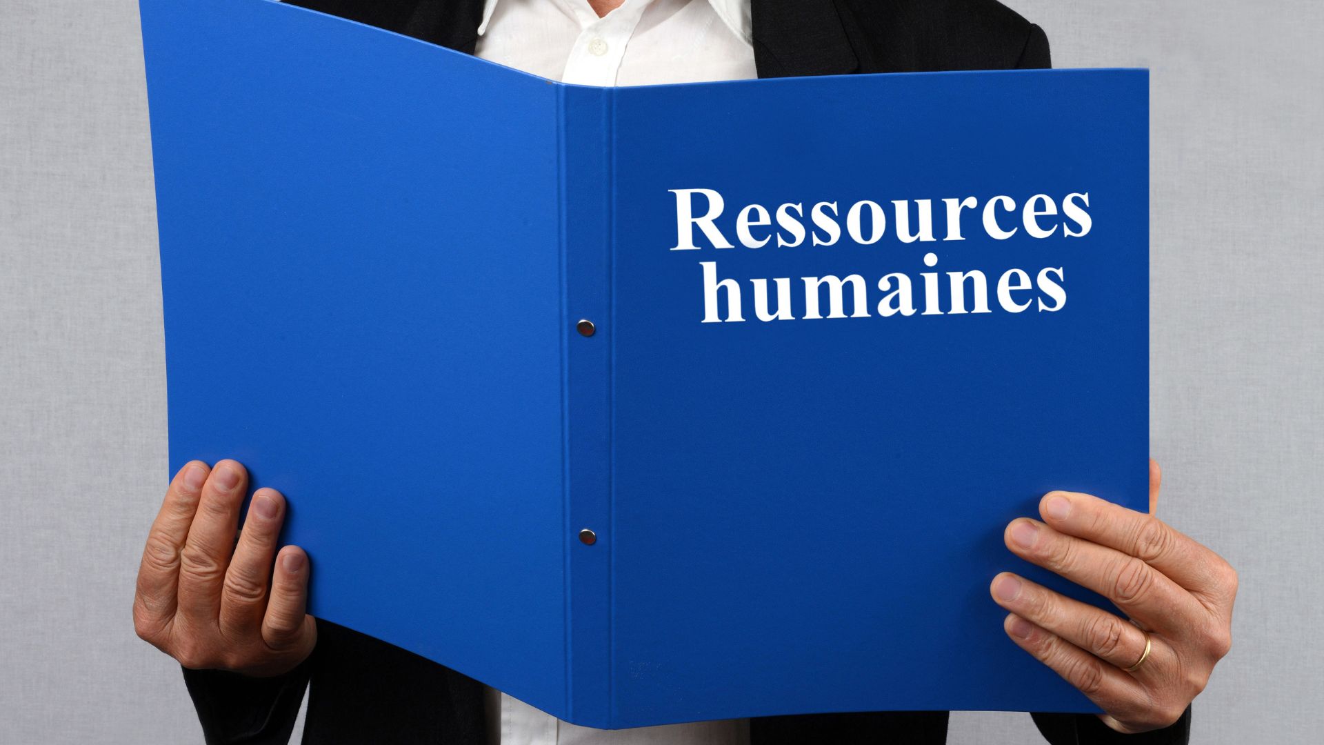 Homme tenant un dossier "Ressources humaines".