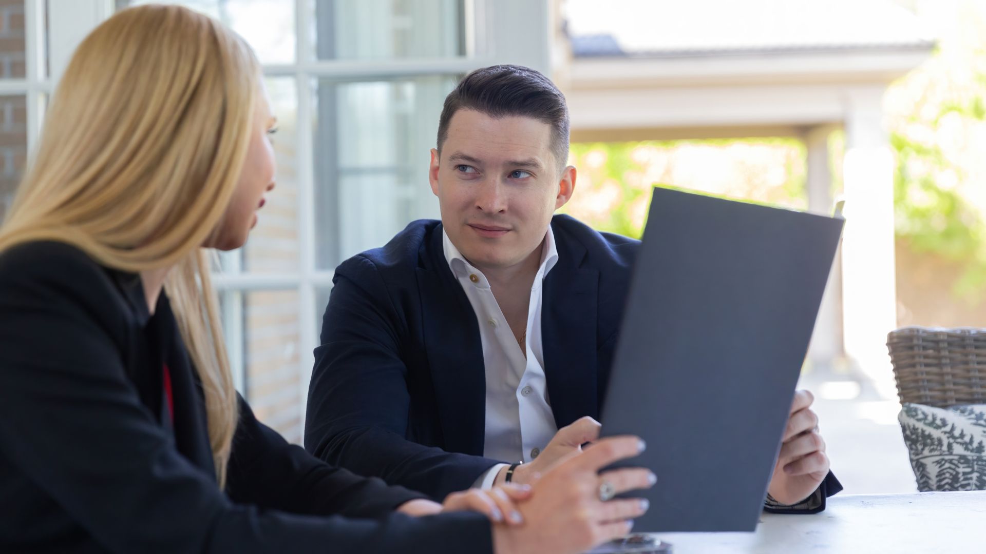 Entretien professionnel dans un bureau lumineux