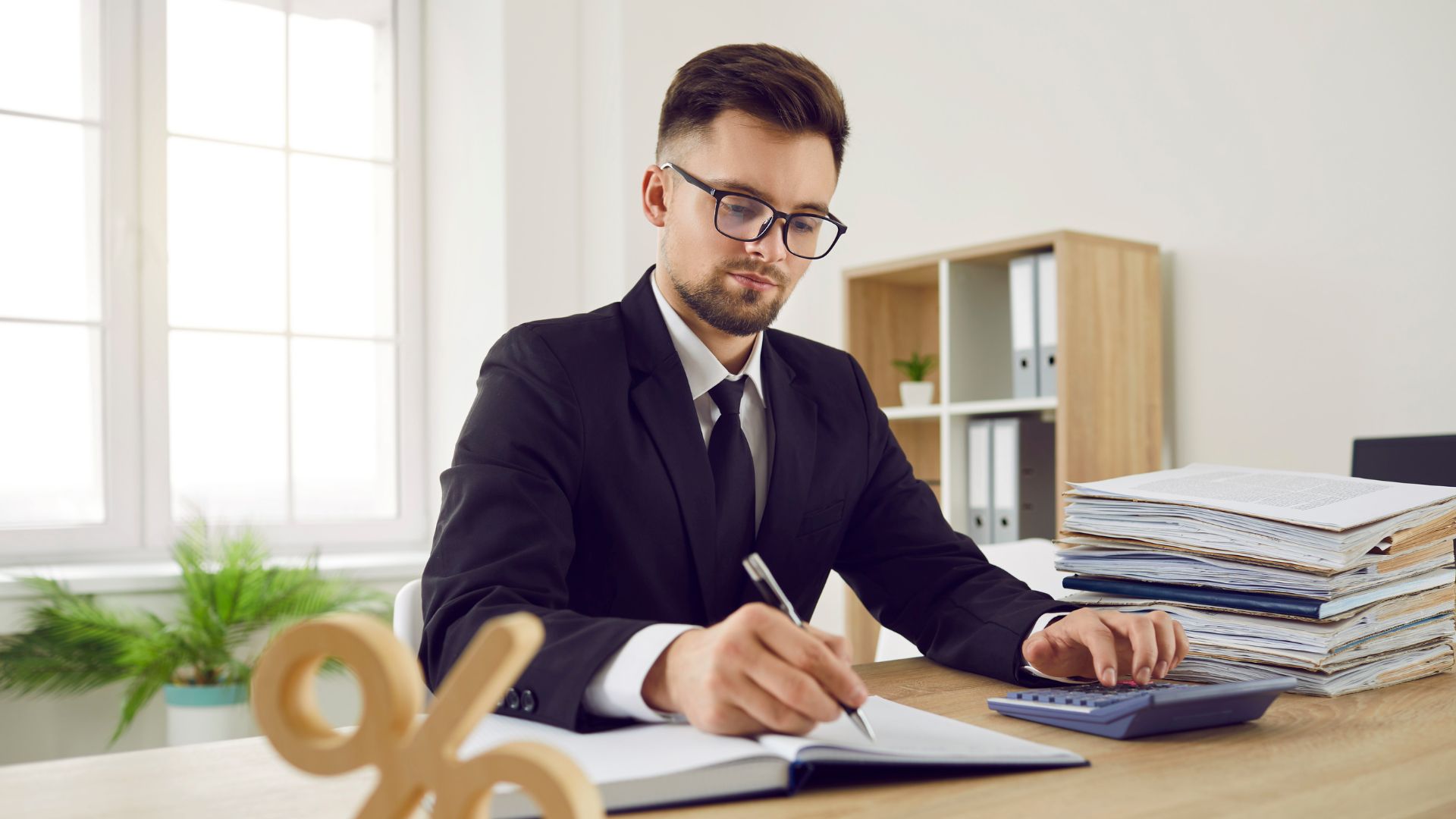 Homme d'affaires calculant des finances.