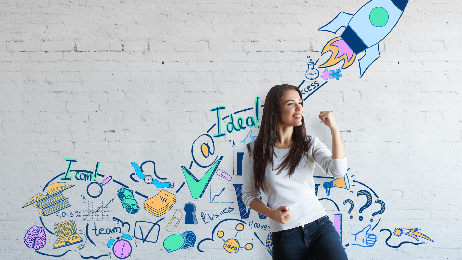 Femme entrepreneure devant un mur avec dessins d'idées.