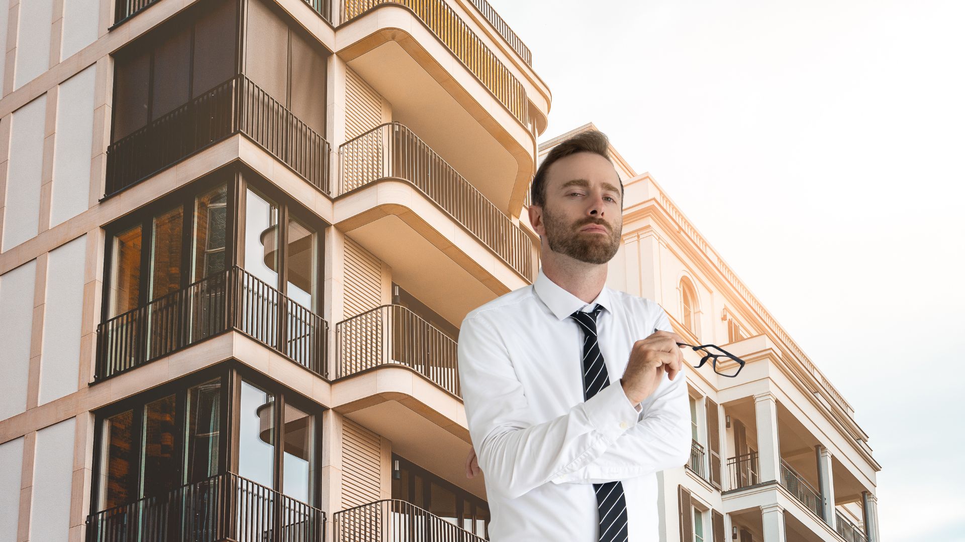 Homme d'affaires sérieux devant immeuble moderne.