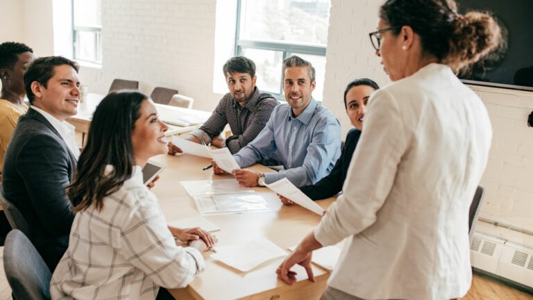 Les défis du leadership féminin dans le monde des affaires : obstacles et réussites