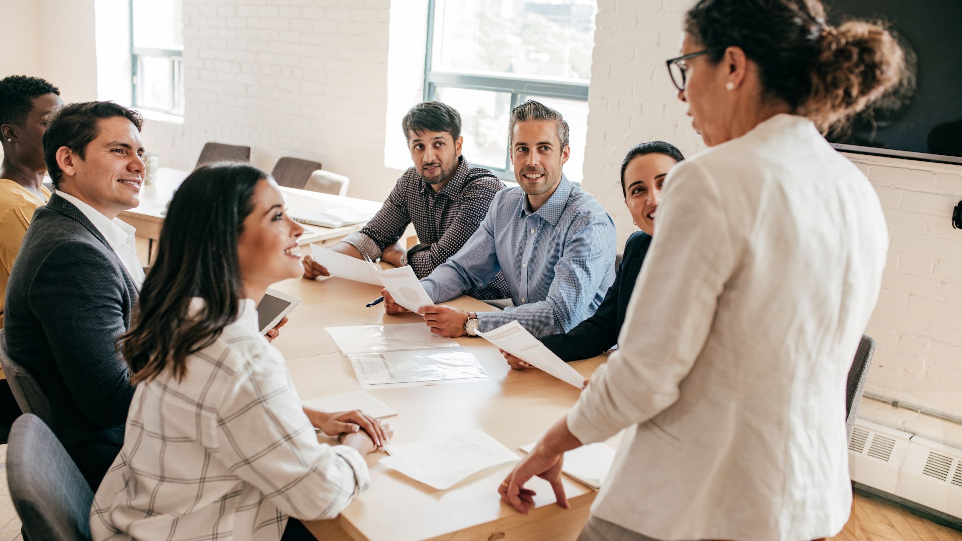 Réunion d'équipe professionnelle en bureau.