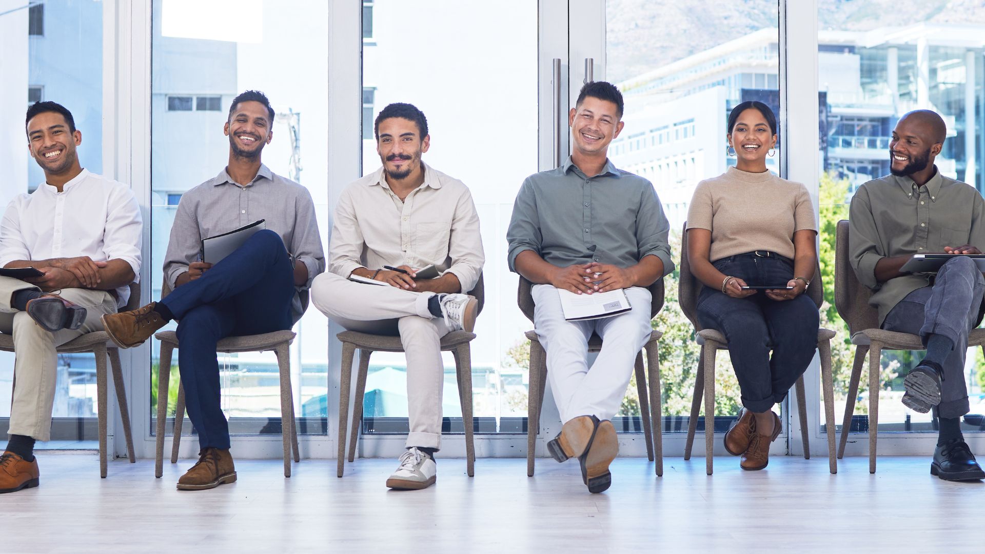 Groupe diversifié en réunion d'entreprise souriant.