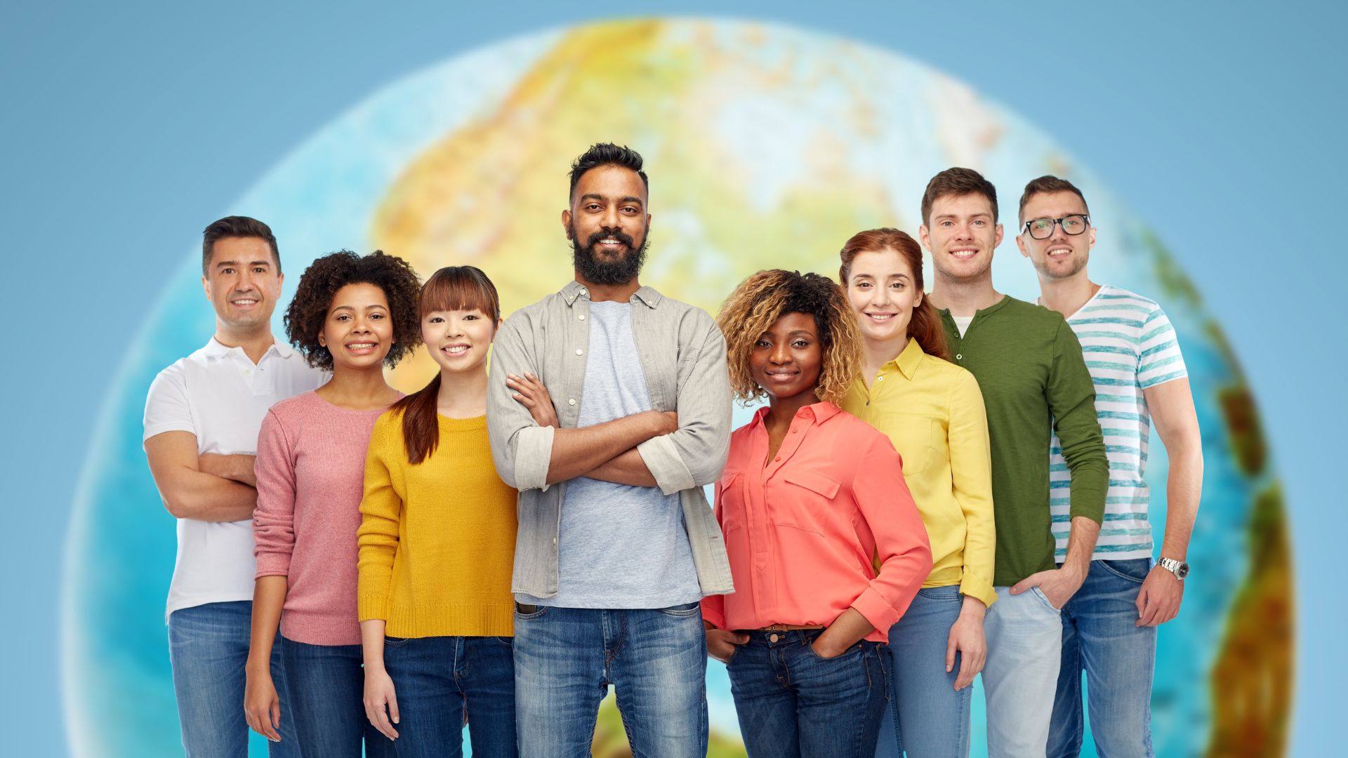 Groupe divers devant un globe terrestre flou.