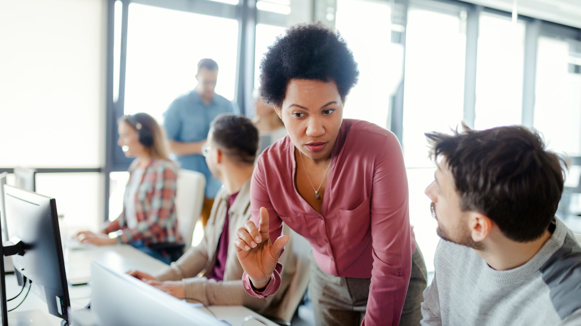 Équipe professionnelle travaillant ensemble au bureau