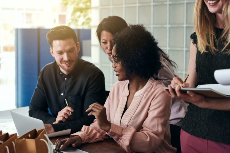 Équipe diverse travaillant ensemble au bureau.