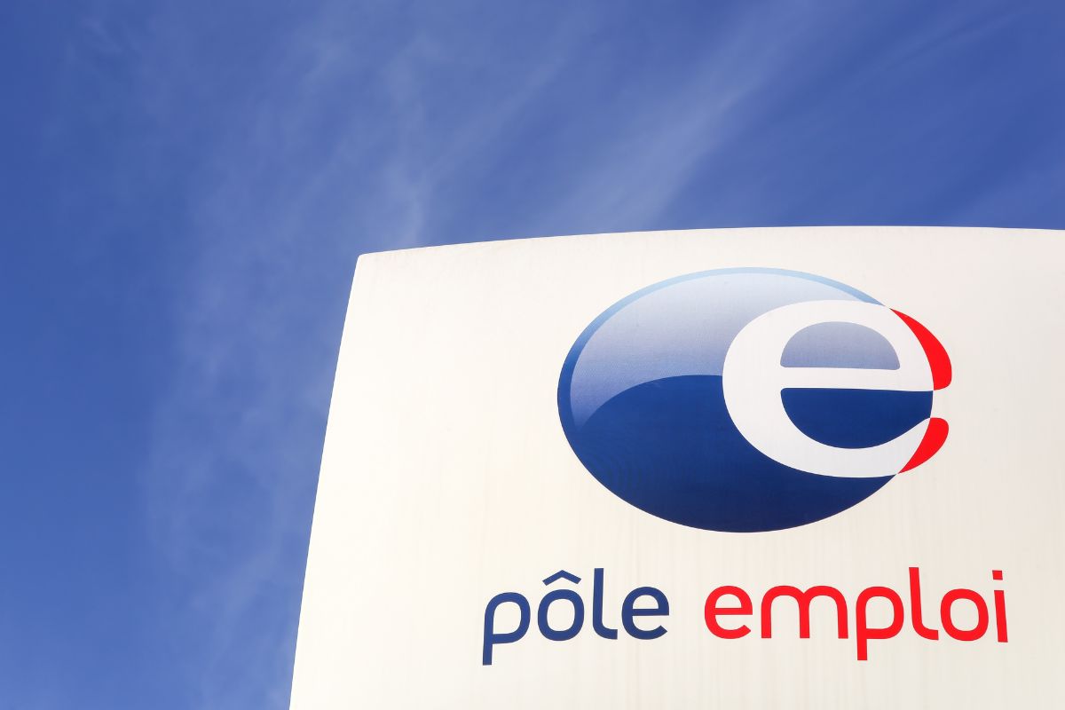 Logo Pôle Emploi sous ciel bleu