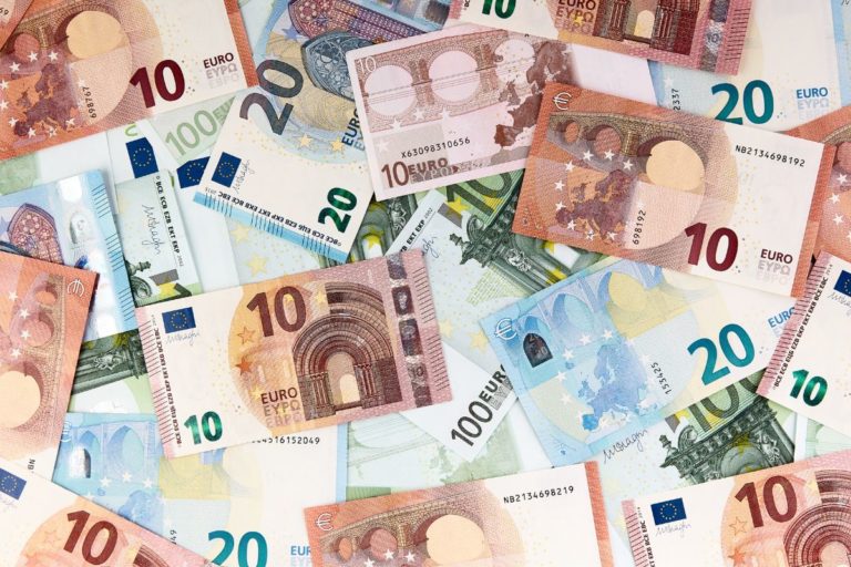 Billets euros diverses valeurs entassés