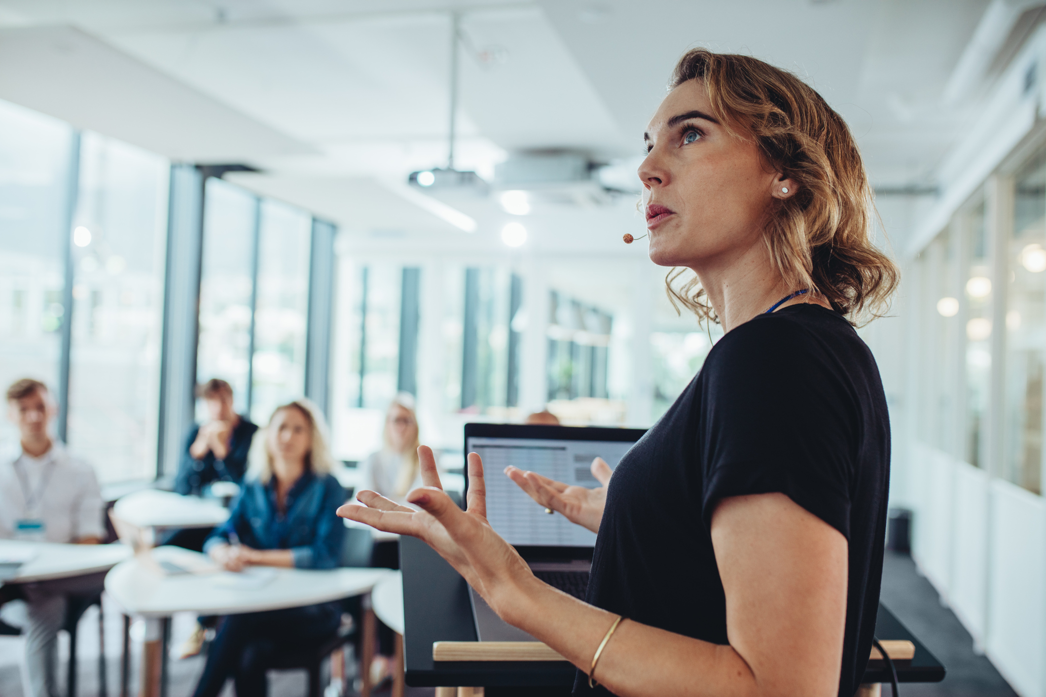 Conférencière présentant lors d'une formation en entreprise.