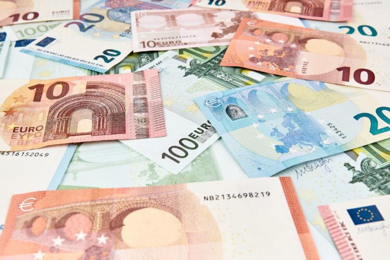 Billets en euros, monnaie européenne variée.