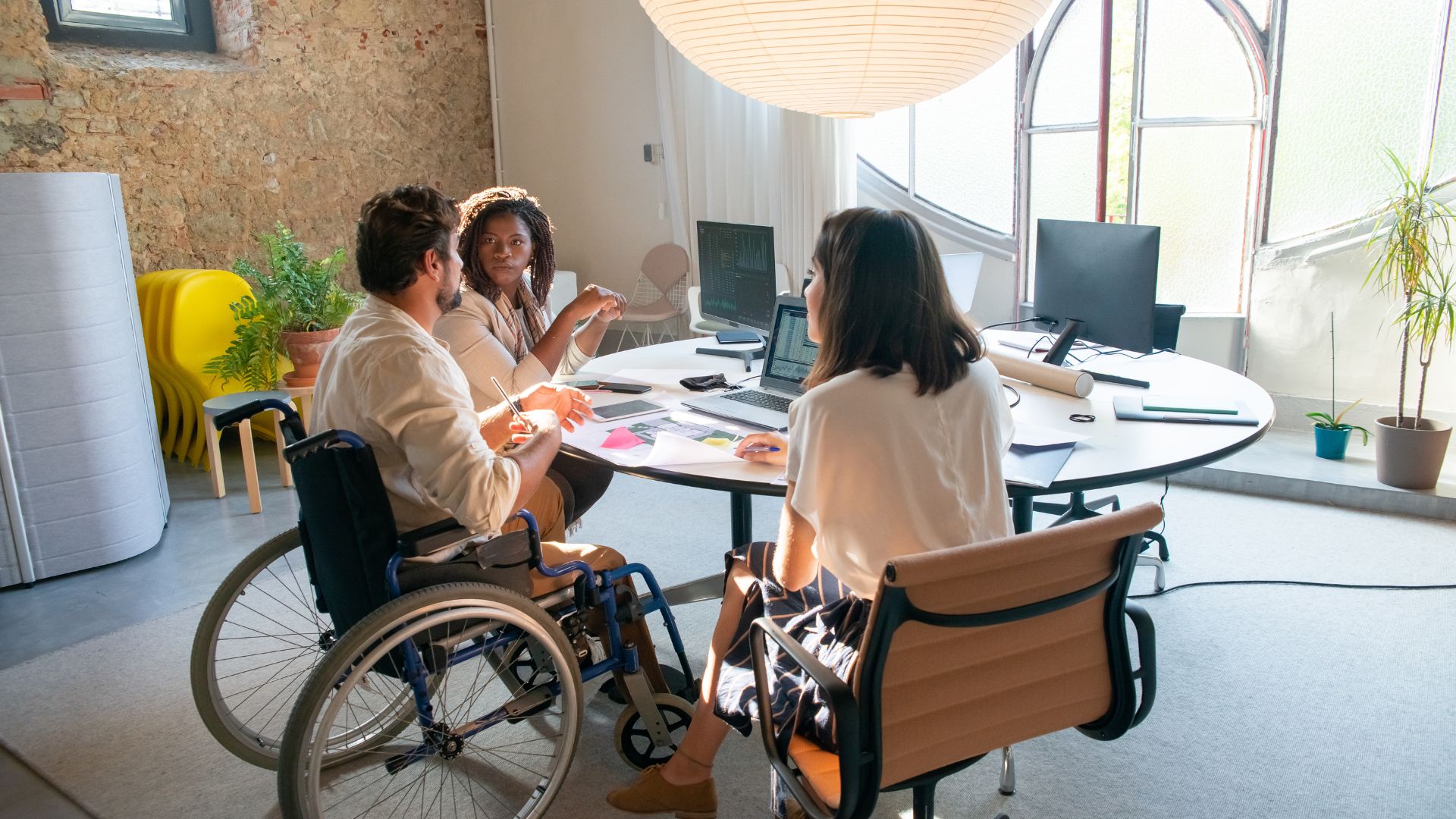 Réunion de travail en bureau inclusif.