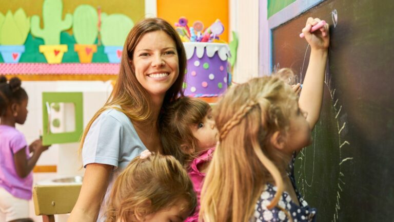 Formation éducateurs Montessori : devenez un éducateur spécialisé