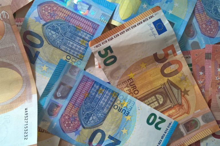 Billets d'euro variés en désordre.
