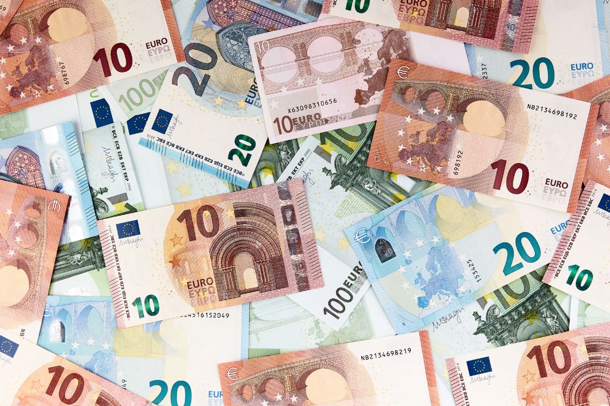 Billets d'euro divers éparpillés.