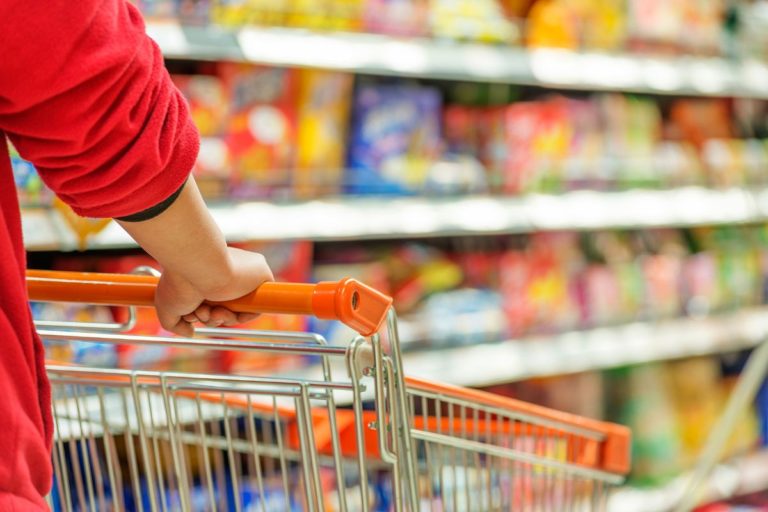 Personne faisant des courses au supermarché.