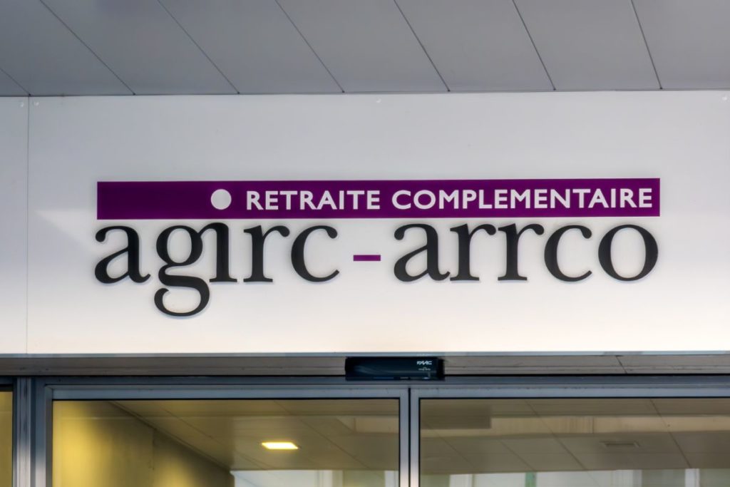 Enseigne AGIRC-ARRCO pour la retraite complémentaire.