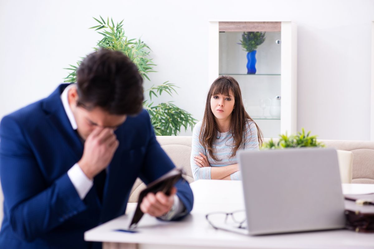 Homme désolé et femme attendre en bureau.