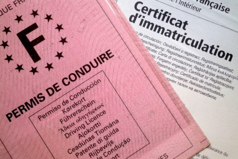 Permis de conduire français et certificat d'immatriculation.