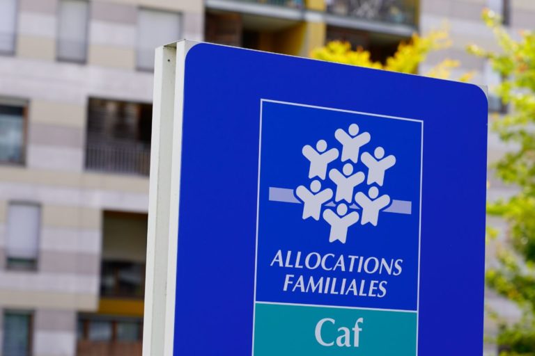 Panneau CAF allocations familiales en France.