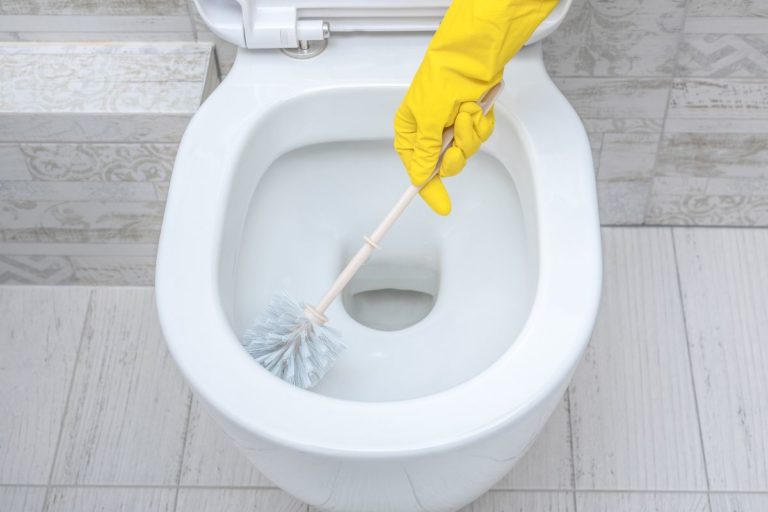 Encore plus efficace que le vinaigre blanc, ce produit méconnu permet d’enlever le calcaire des WC sans mauvaise odeur