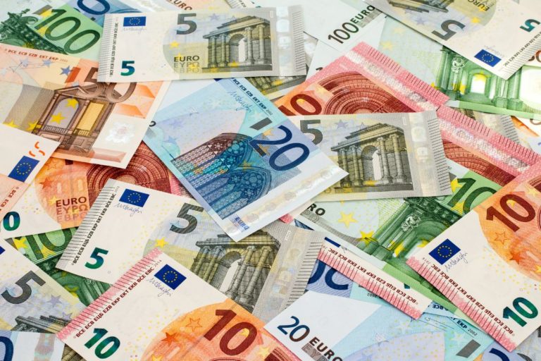 Billets en euros de différentes valeurs dispersés.