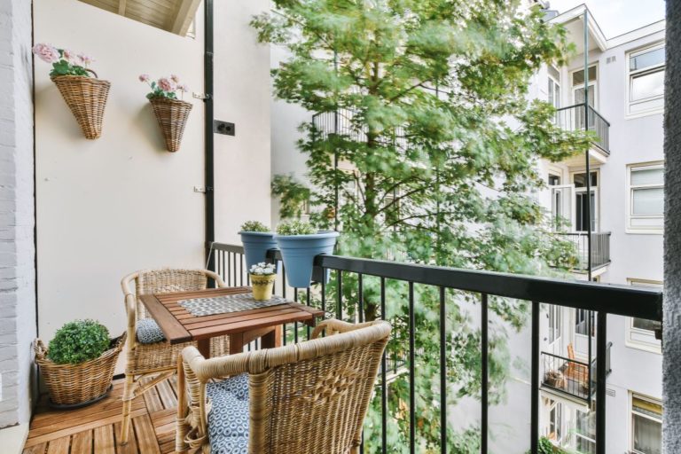 Cette chose que l’on fait tous sur notre balcon est pourtant interdite et ça peut coûter très cher